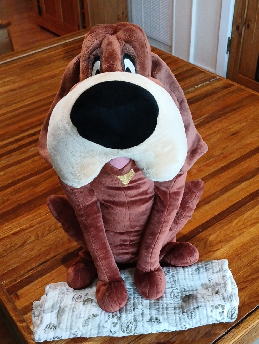 Disney Lady And The Tramp - Trusty The Bloodhound 19" Plush
